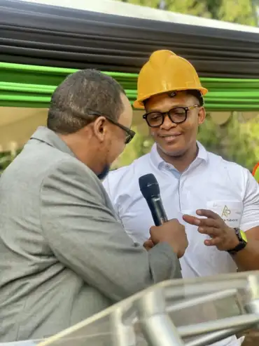 abdeliza-16-microphone-handover-at-the-podium